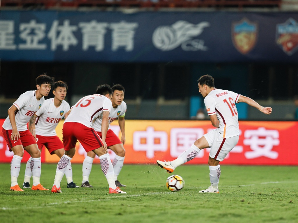 权健队的任意球战术并非单纯依赖球员的个人能力，而是